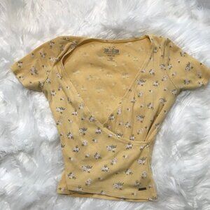 HOLLISTER yellow floral baby tee SIZE XS